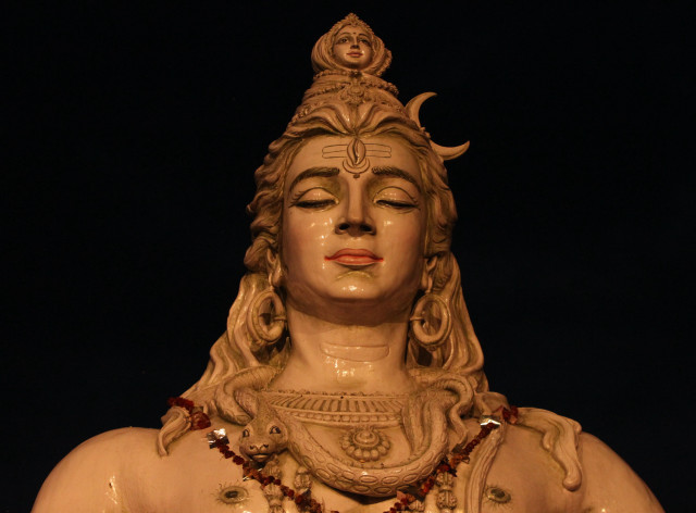 Statue woman necklace around her free wallpaper - medium preview image