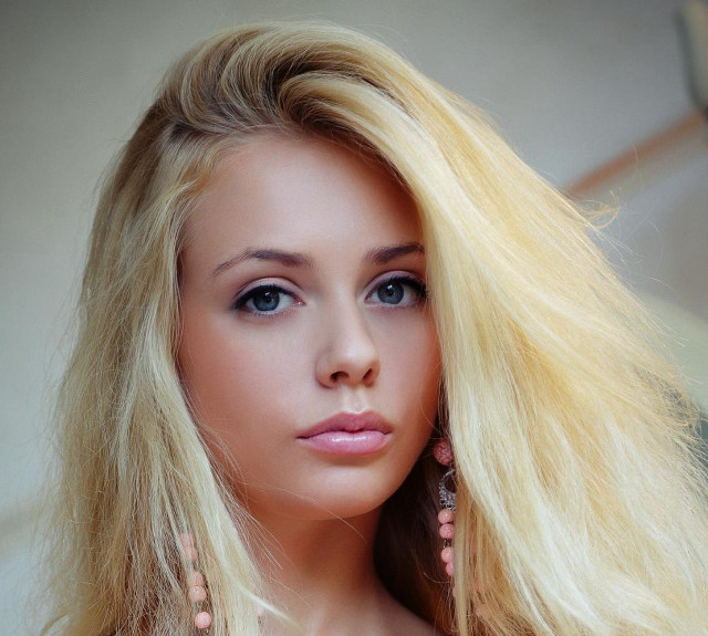 Woman blonde hair blue eyes #5 free wallpaper - medium preview image