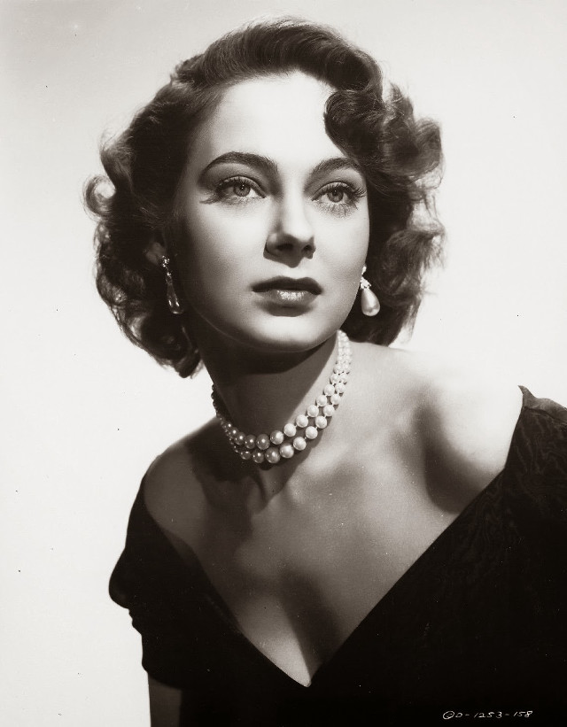 Woman black dress necklace pearls free wallpaper - medium preview image