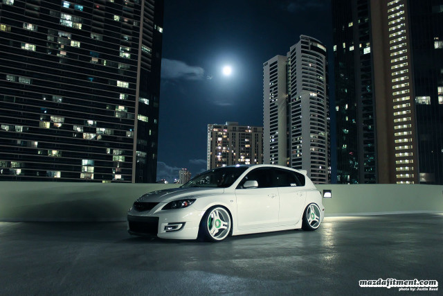 White car city night full free wallpaper - medium preview image