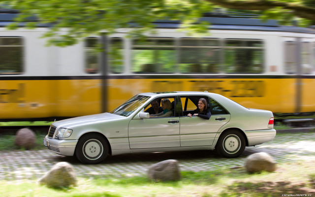 Woman driving car street yellow free wallpaper - medium preview image