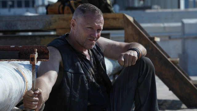Man sitting hammer barrel ground free wallpaper - medium preview image