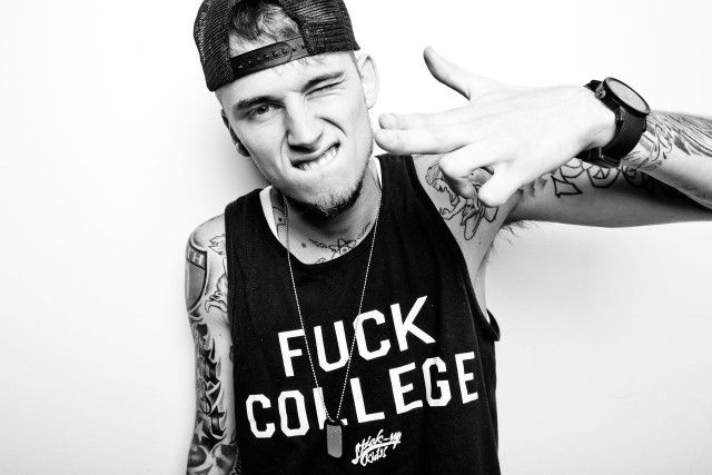 Man hat tattoos surprised face free wallpaper - medium preview image