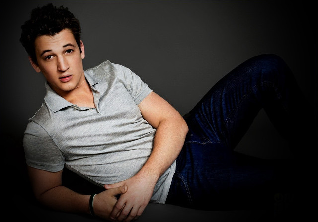 Man polo shirt crossed legs free wallpaper - medium preview image