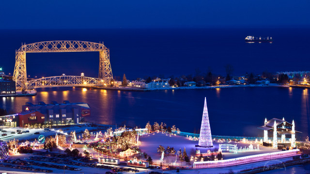 City bridge christmas tree lit free wallpaper - medium preview image