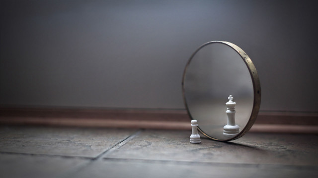 Mirror chess piece reflection image free wallpaper - medium preview image