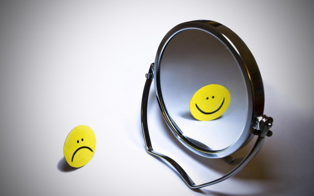 Mirror smiley yellow balls wall #2 free wallpaper - medium preview image