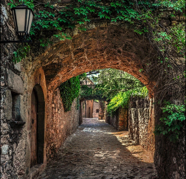 Narrow alley stone arch lamp free wallpaper - medium preview image