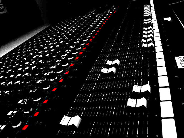 Soundboard red white arrows black free wallpaper - medium preview image