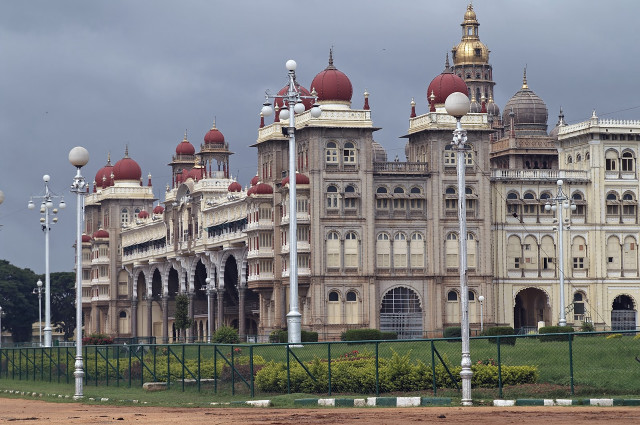 Large building red domes green free wallpaper - medium preview image