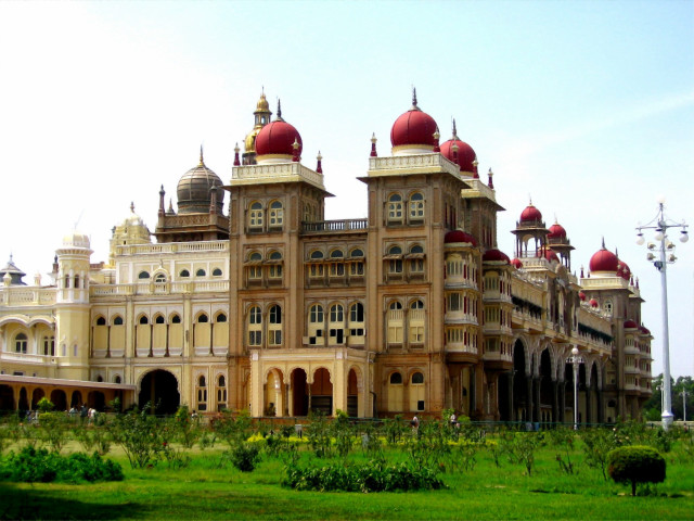 Large building red domes green #2 free wallpaper - medium preview image