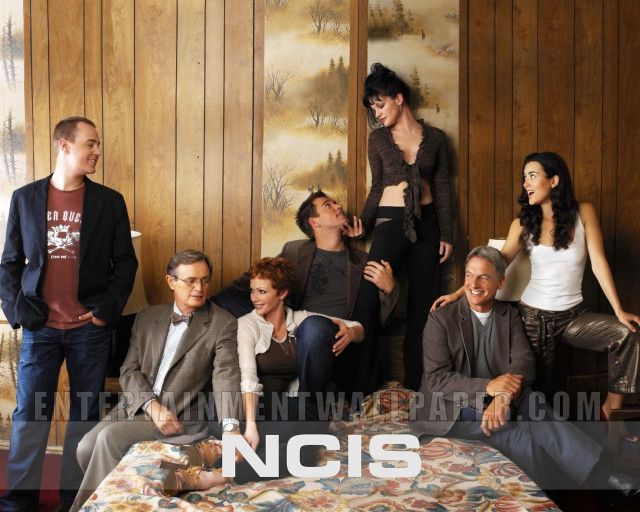 Group people bed room wood free wallpaper - medium preview image