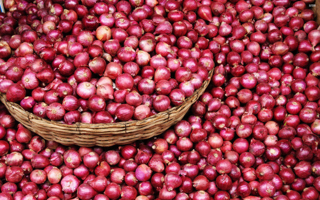 Basket of onions in pile free wallpaper - medium preview image