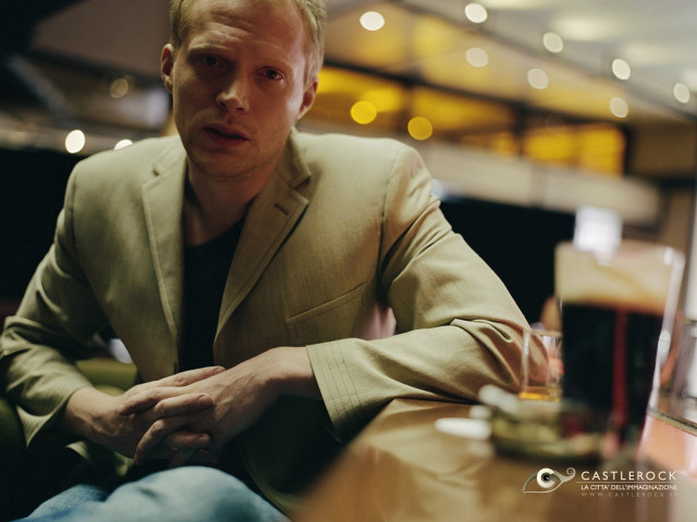 Man sitting table drink beer free wallpaper - medium preview image