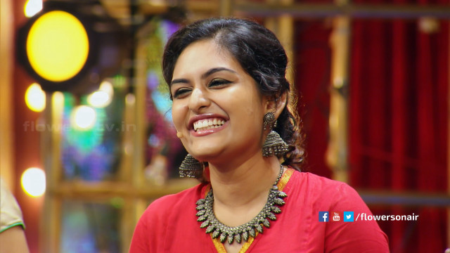 Woman smiling red top gold free wallpaper - medium preview image