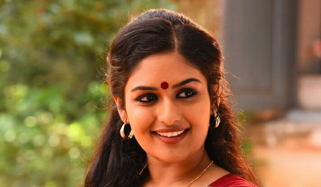 Woman red sari gold jewelry #2 free wallpaper - medium preview image