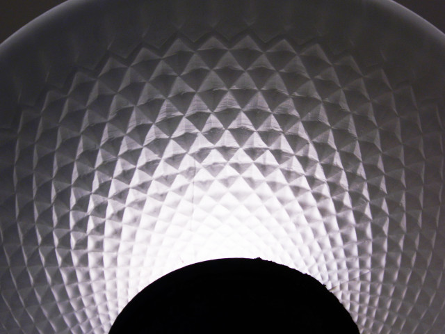 Large white object black circle free wallpaper - medium preview image