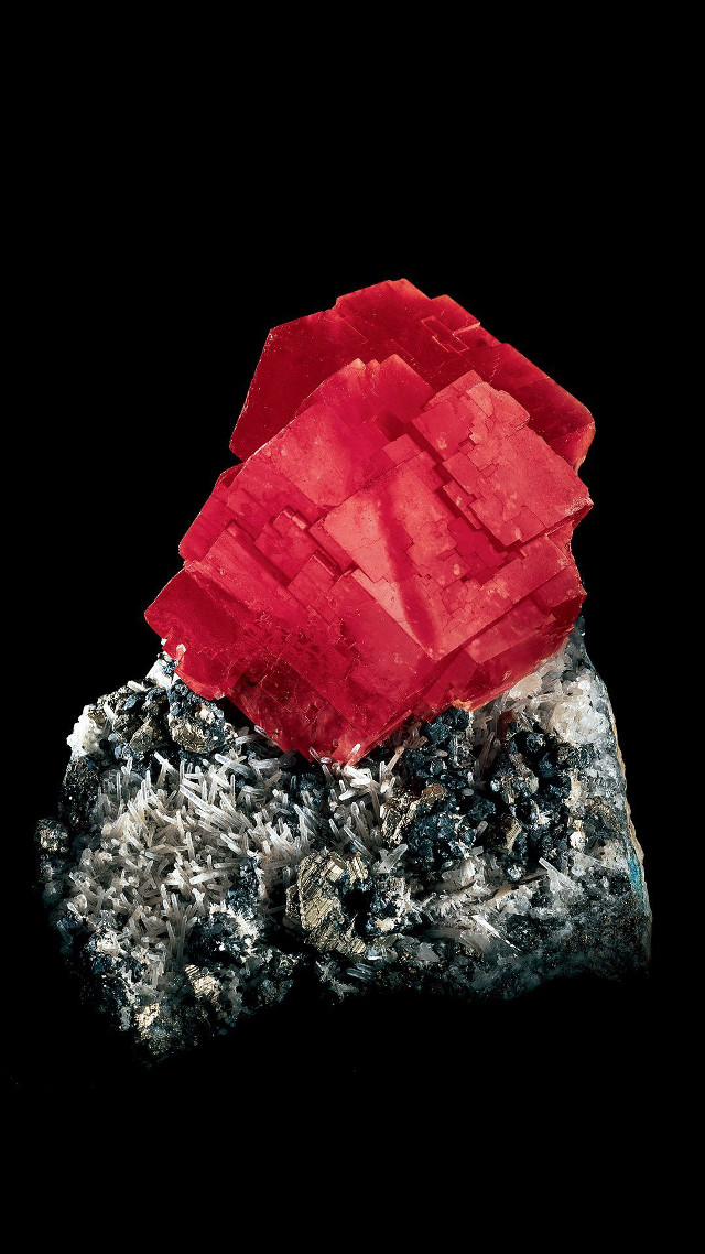 Red rock crystal cubism macro free wallpaper - medium preview image