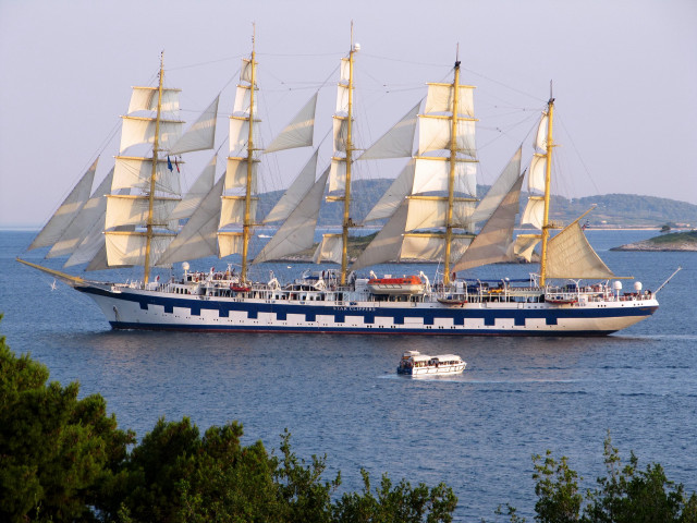 Large boat sailing water shoreline free wallpaper - medium preview image