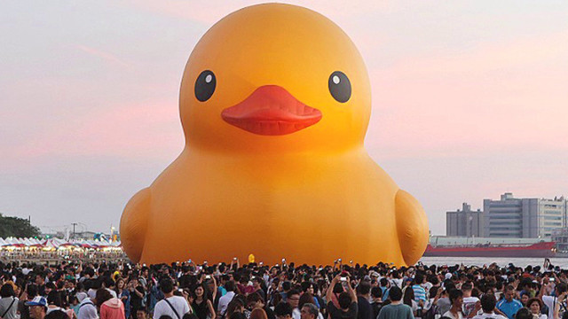 Large rubber ducky beach event free wallpaper - medium preview image