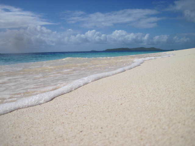 Sandy beach blue ocean small free wallpaper - medium preview image