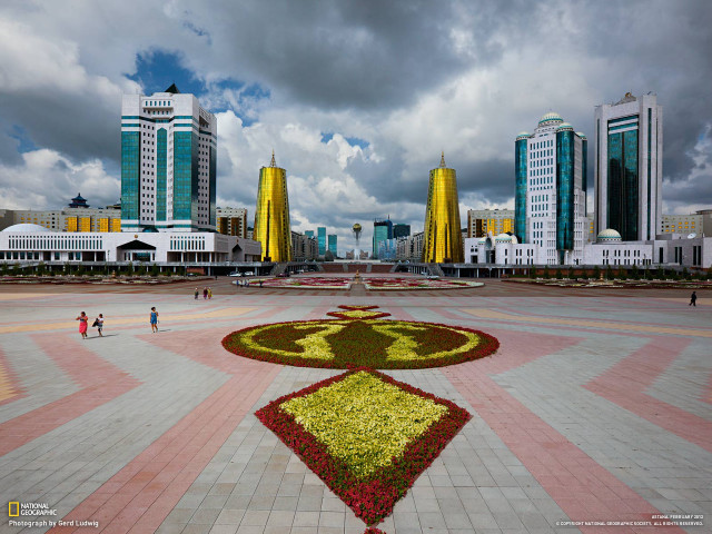 Flower garden city square people free wallpaper - medium preview image