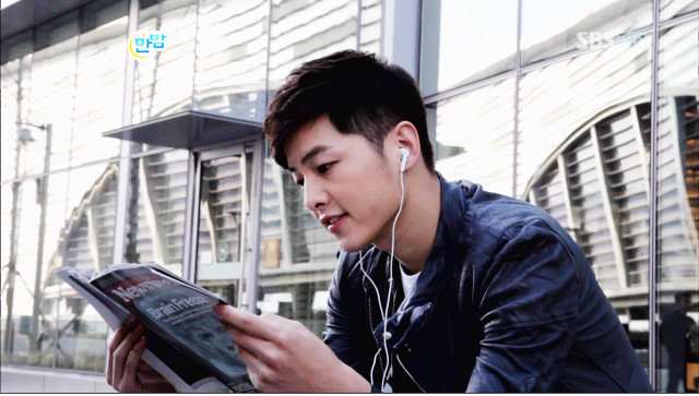 Man listening music reading book free wallpaper - medium preview image