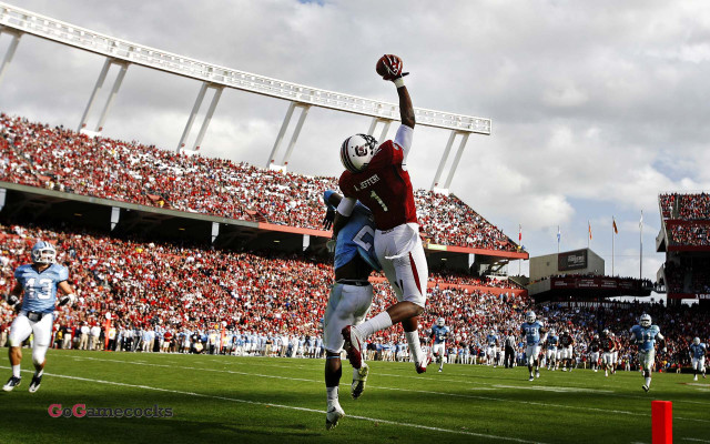 Football player jumping catch game free wallpaper - medium preview image