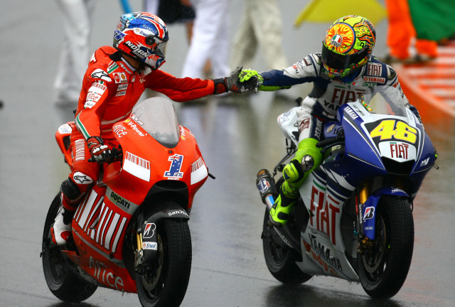 Motorcycle race wet track spectators free wallpaper - medium preview image