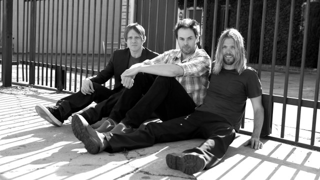 Three men bench fence gate free wallpaper - medium preview image