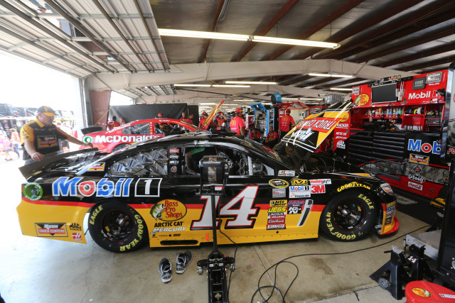 Car garage man paint job free wallpaper - medium preview image