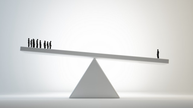 Group people sees scale man free wallpaper - medium preview image