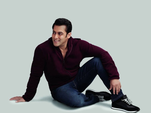 Man sitting ground feet crossed free wallpaper - medium preview image