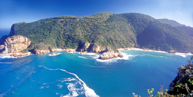 Beach mountain water foreground scenery free wallpaper - medium preview image