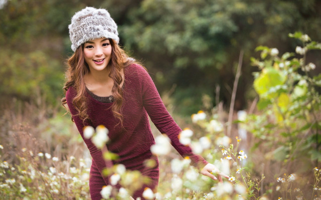 Woman field flowers hat smiling free wallpaper - medium preview image