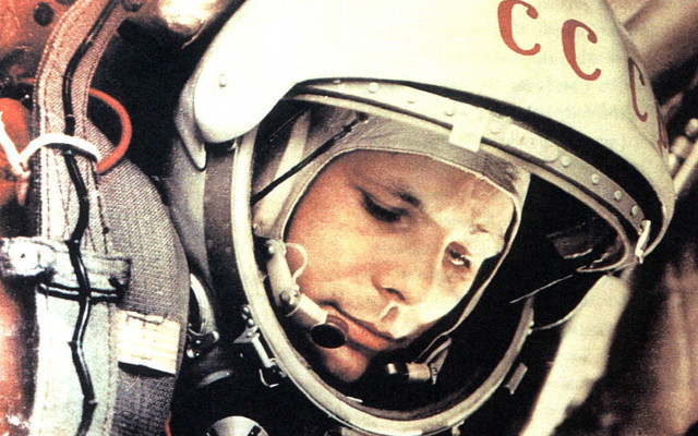 Man space suit helmet head free wallpaper - medium preview image