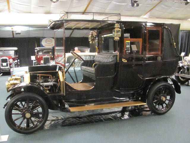 Old model car museum exhibit free wallpaper - medium preview image