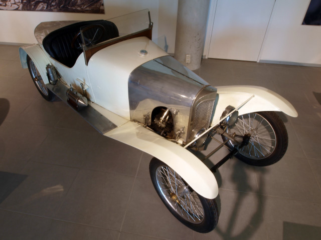 White car museum display futurism free wallpaper - medium preview image
