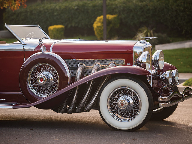 Classic car parked driveway hedge free wallpaper - medium preview image