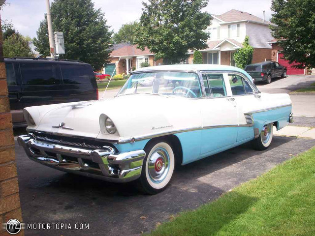 White blue car driveway house free wallpaper - medium preview image