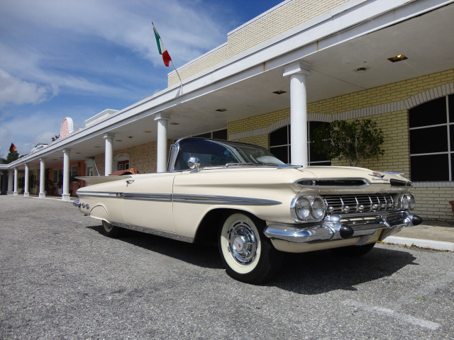 Classic car building columns flag free wallpaper - medium preview image
