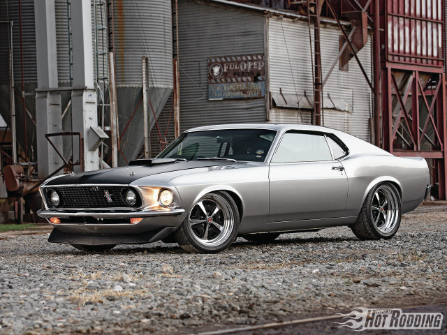 Silver car red door building free wallpaper - medium preview image