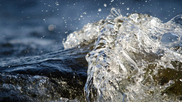 Close up wave hitting rocks free wallpaper - medium preview image