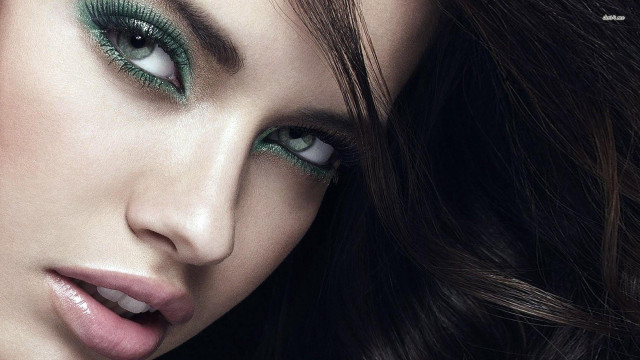 Green eyes green lip photorealistic free wallpaper - medium preview image