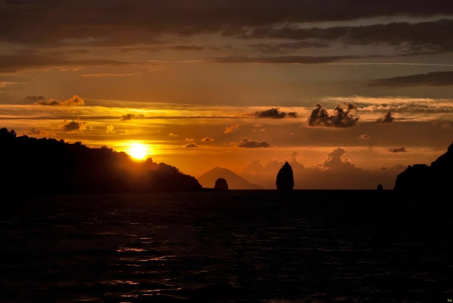 Sunset water mountain boat person free wallpaper - medium preview image