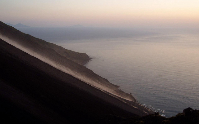 Water hill fog view background free wallpaper - medium preview image