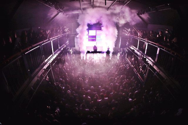 Crowd stage smoke light gathering free wallpaper - medium preview image