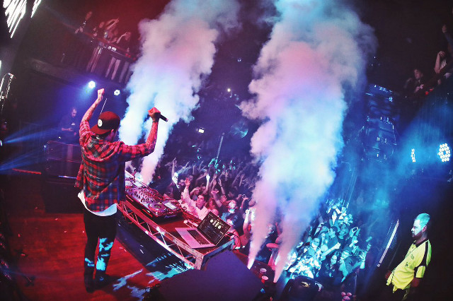 Dj mixing stage smoke crowd free wallpaper - medium preview image