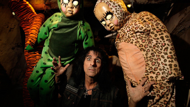 Man creepy dolls cave tiger free wallpaper - medium preview image