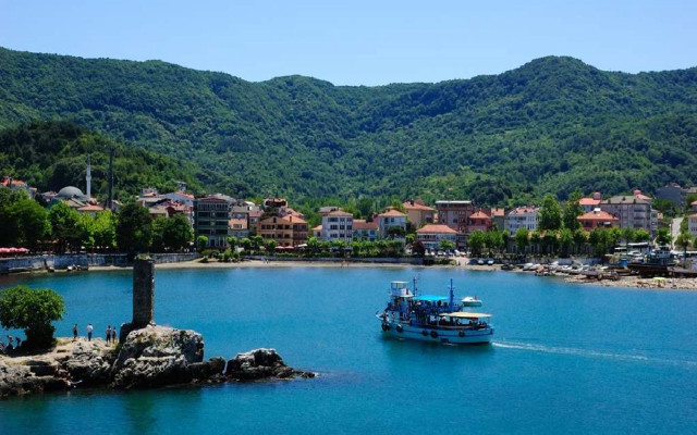Boat water town mountains background free wallpaper for desktop - medium preview image